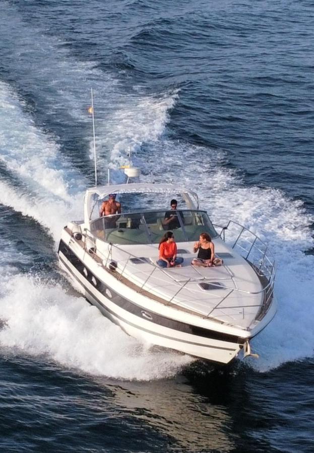 Botel Cozy Yacht In Barcelona With Boat Tour Option